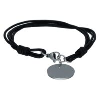 Gravierbares Armband aus schwarzem Leder Schwarzes Lederarmband mit gravierbarer runder Silberplatte auf weißem Hintergrund