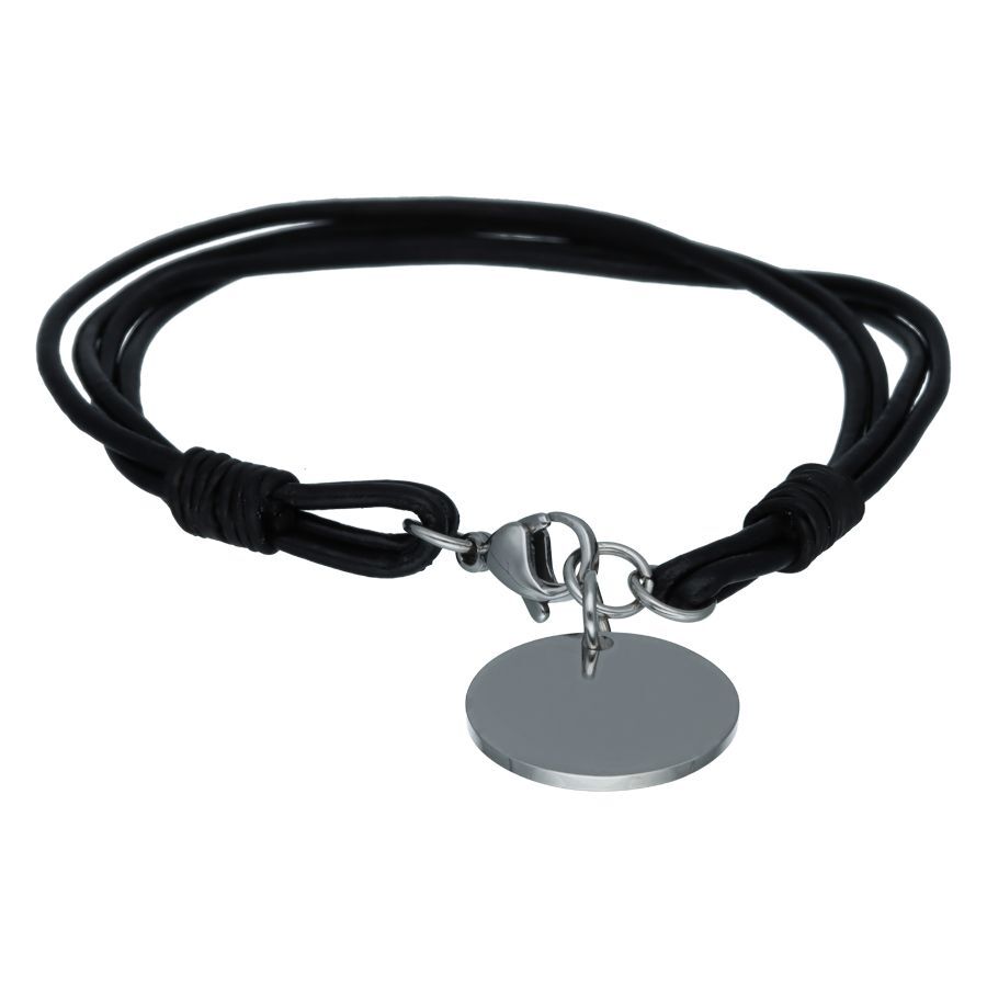 Gravierbares Armband aus schwarzem Leder Schwarzes Lederarmband mit gravierbarer runder Silberplatte auf weißem Hintergrund