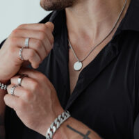 Gravierbare Basic Kette aus Chirurgenstahl Unisex Kette aus Chirurgenstahl, getragen von einer Person in schwarzem Hemd