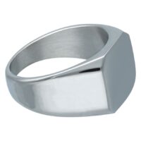 Gravierbarer Basic Ring aus Chirurgenstahl Silberner Ring aus Chirurgenstahl 316L auf weißem Hintergrund