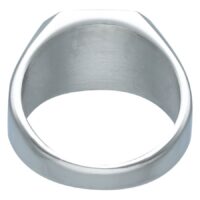 Silberner Basic Ring aus Chirurgenstahl Silberner gravierbarer Ring aus Chirurgenstahl auf weißem Hintergrund