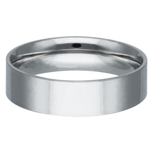 Silberner gravierbarer Basic Ring aus glänzendem Chirurgenstahl auf weißem Hintergrund