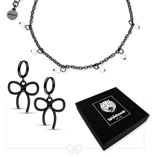Schwarzes Perlenarmband mit kleinen Perlen und schwarzen Schleifen-Ohrringen auf weißem Hintergrund