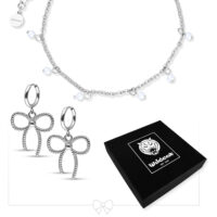 Set aus Perlenarmband und Schleifen-Ohrringen Silbernes Armband mit Perlen und Schleifen-Ohrringe auf weißem Hintergrund