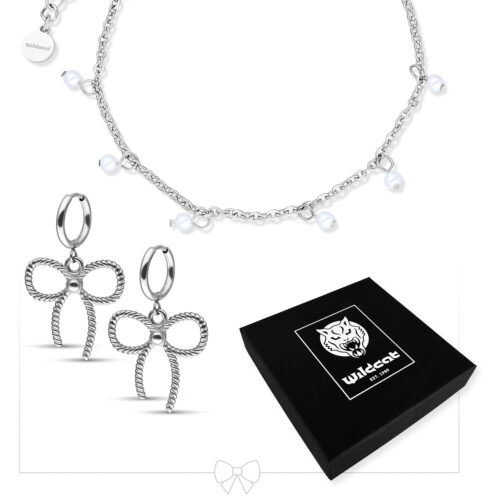 Silbernes Armband mit Perlen und Schleifen-Ohrringe auf weißem Hintergrund