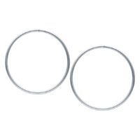 Große Silberne Hollowed Hoops aus Chirurgenstahl Zwei große silberne Hoops aus Chirurgenstahl auf weißem Hintergrund