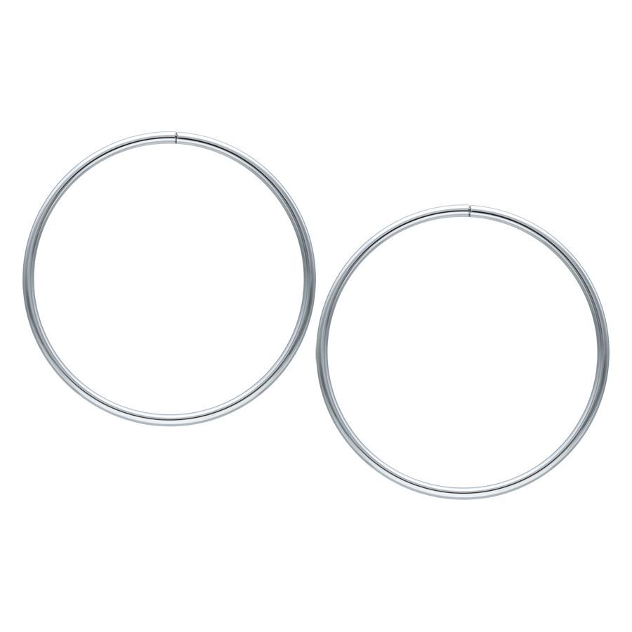 Große Silberne Hollowed Hoops aus Chirurgenstahl Zwei große silberne Hoops aus Chirurgenstahl auf weißem Hintergrund