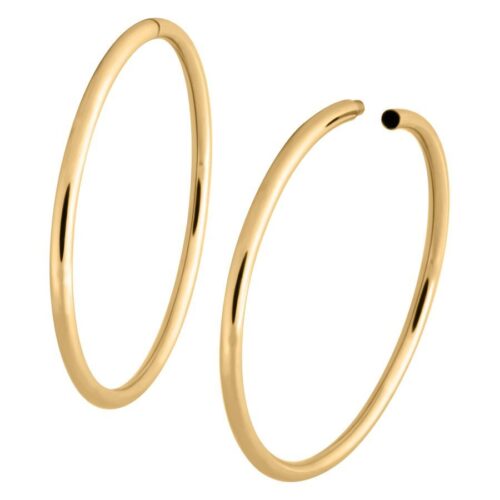 Zwei große, hohle goldene Hoops aus Chirurgenstahl auf weißem Hintergrund