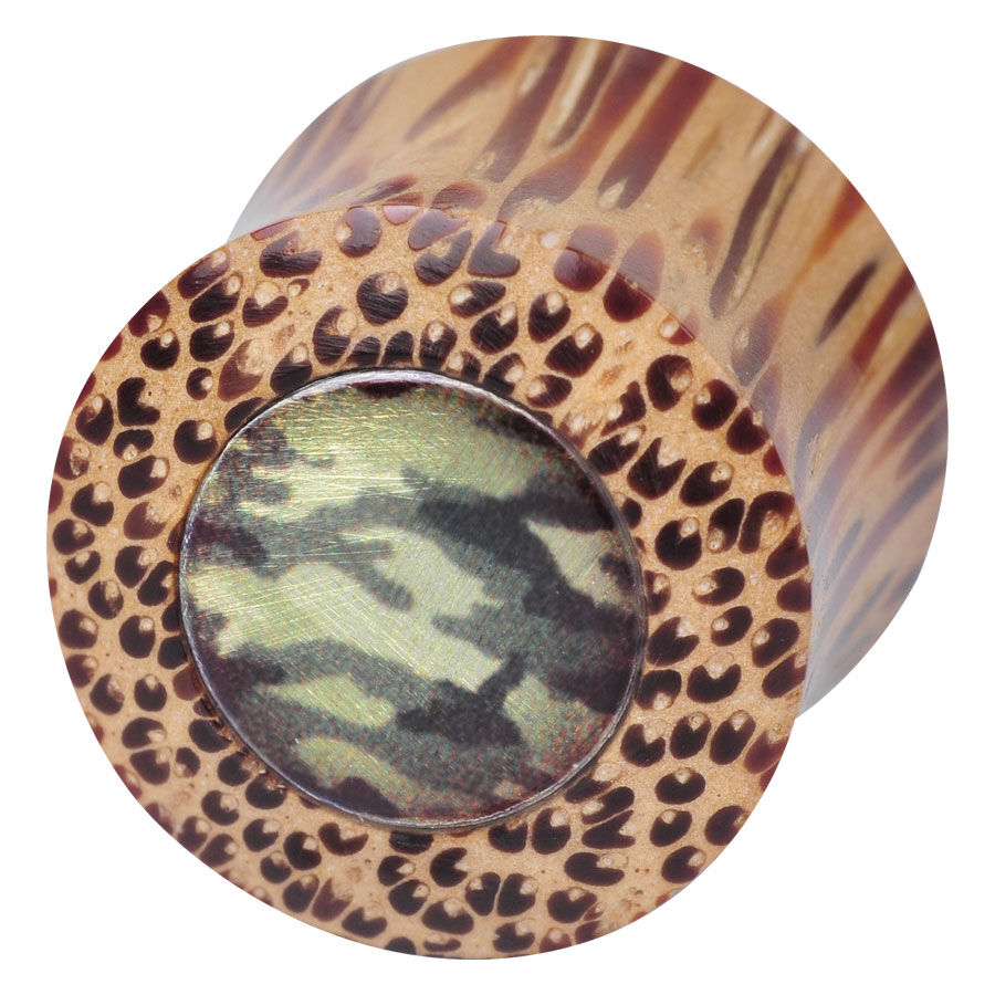 Camouflage Holzplug mit Metalleinsatz Runder Holzplug mit Camouflage-Metalleinsatz auf weißem Hintergrund