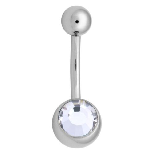 Silbernes Bauchnabelpiercing mit kristallklarem Stein auf weißem Hintergrund