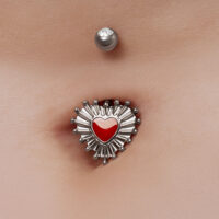 Sacred Heart Bubble Enamel Bananabell Titan Bauchnabelpiercing mit rotem Herz-Design und silbernen Akzenten auf Haut