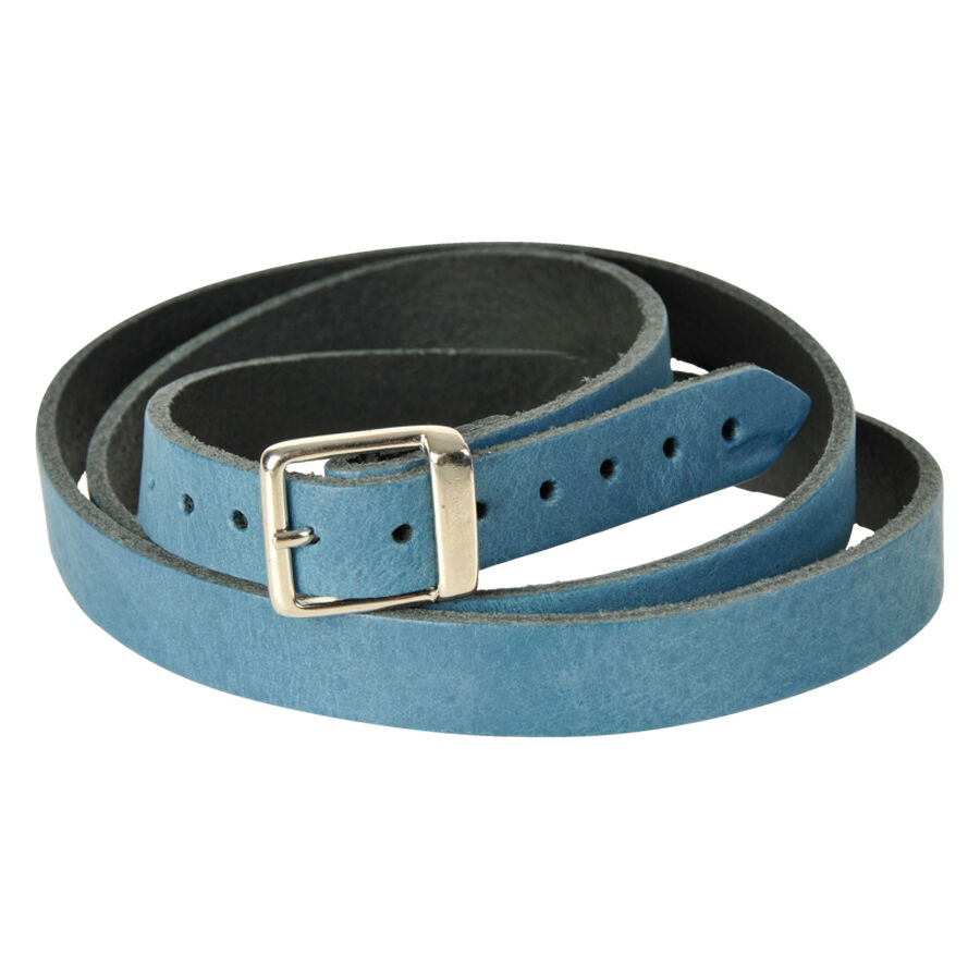 Big Wrap Lederarmband in Dunkeltürkis Dunkeltürkises Lederarmband mit silberner Schnalle auf weißem Hintergrund