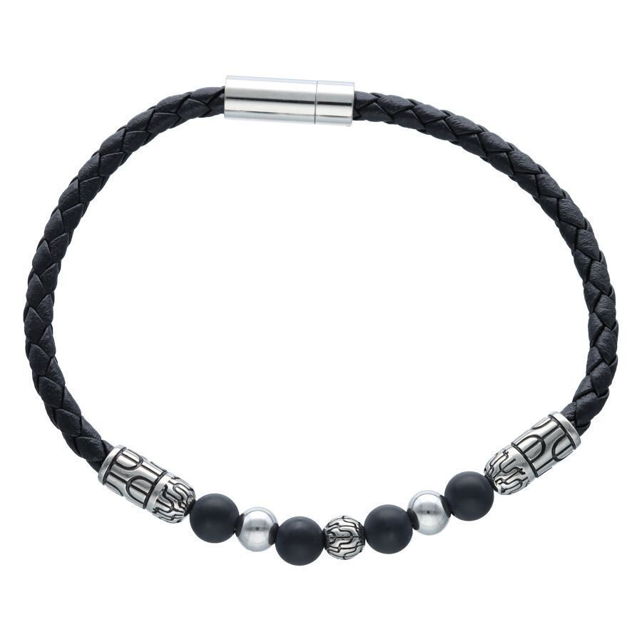 Schwarzes Kunstlederarmband mit Metallperlen Unisex Armband aus schwarzem Kunstleder mit silbernen Metallperlen auf weißem Hintergrund