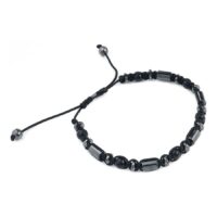 Schwarzes Nylonarmband mit schwarzen Steinen auf weißem Hintergrund