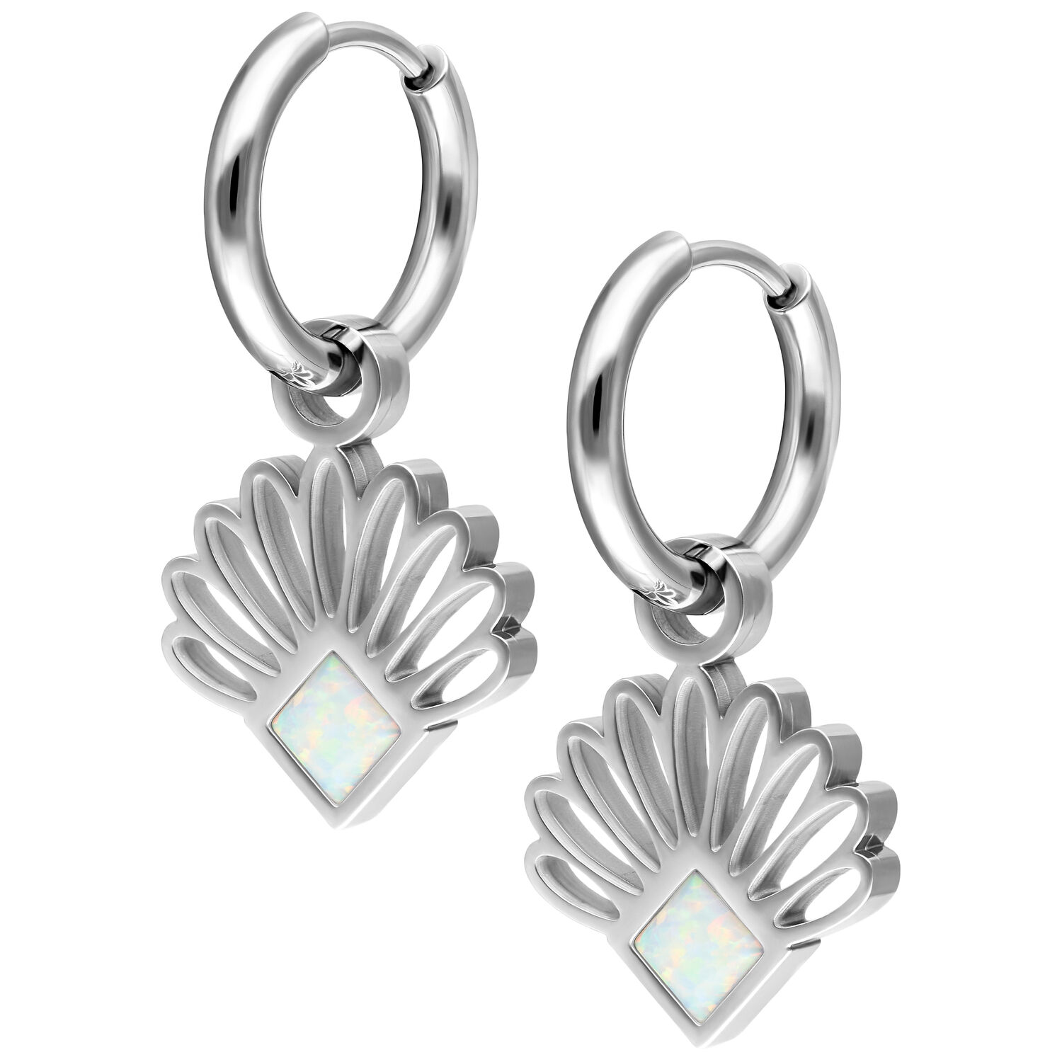 Silberne Opal Creolen mit Fächerdesign Silberne Creolen mit fächerförmigem Anhänger und Opal-Einsatz auf weißem Hintergrund