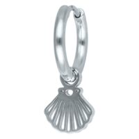 Silberne Little Shell Hoops Ohrringe Silberne Ohrringe mit Muschel-Anhänger auf weißem Hintergrund