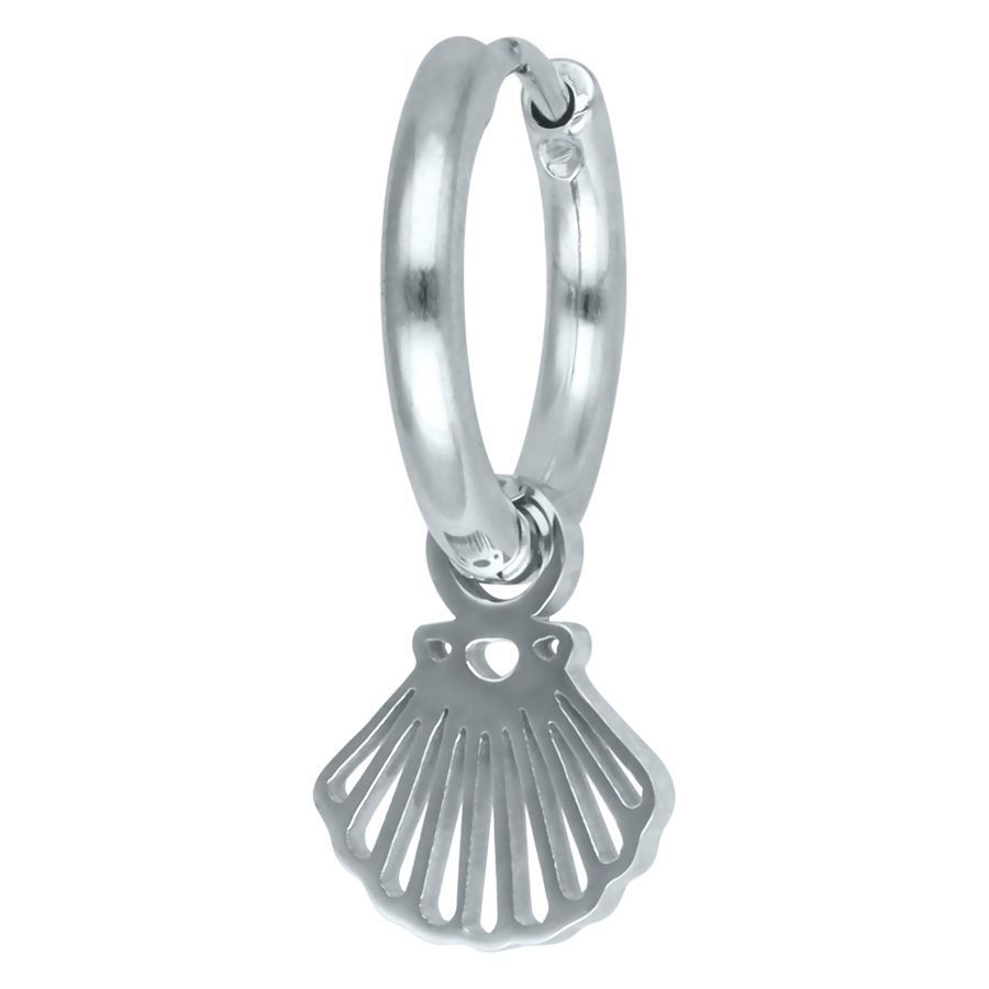 Silberne Little Shell Hoops Ohrringe Silberne Ohrringe mit Muschel-Anhänger auf weißem Hintergrund