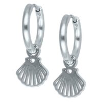 Silberne Little Shell Hoops aus Edelstahl Silberne Creolen mit Muschel-Anhänger auf weißem Hintergrund