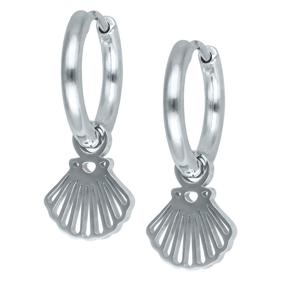 Silberne Little Shell Hoops aus Edelstahl Silberne Creolen mit Muschel-Anhänger auf weißem Hintergrund