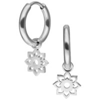Mini Flower Hoops in Silber, glänzend Silberne Mini Flower Hoops mit Blumenanhänger auf weißem Hintergrund