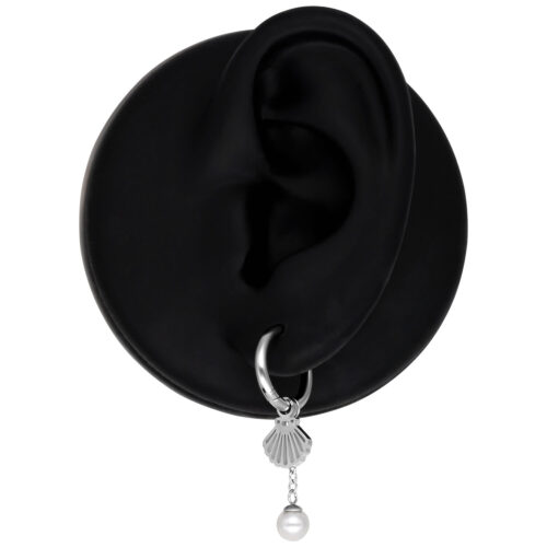 Silberne Hängeohrringe mit Muscheldesign und Perle an schwarzem Präsentationsständer