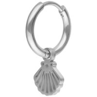 Mini Shell Hoops Paar aus Chirurgenstahl Silberner Creole Ohrring mit muschelförmigem Anhänger auf weißem Hintergrund
