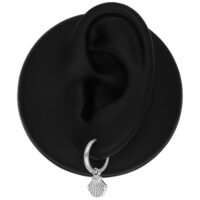 Mini Shell Hoops in Schwarz und Silber Schwarzer Ohrringständer mit silbernen Mini Shell Hoops vor neutralem Hintergrund