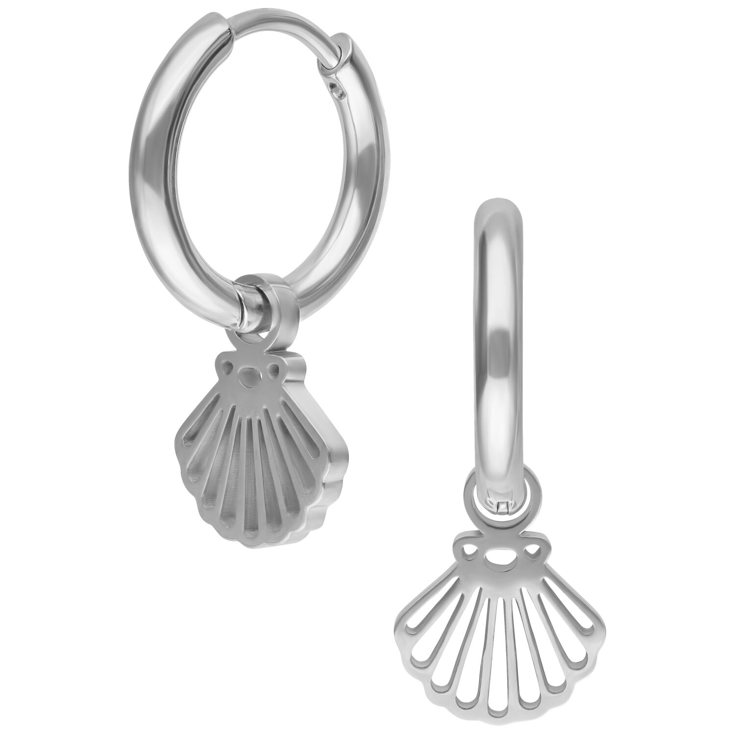 Mini Shell Hoops in Silber mit Klappverschluss Zwei silberne Mini Shell Creolen auf weißem Hintergrund, glänzend poliert