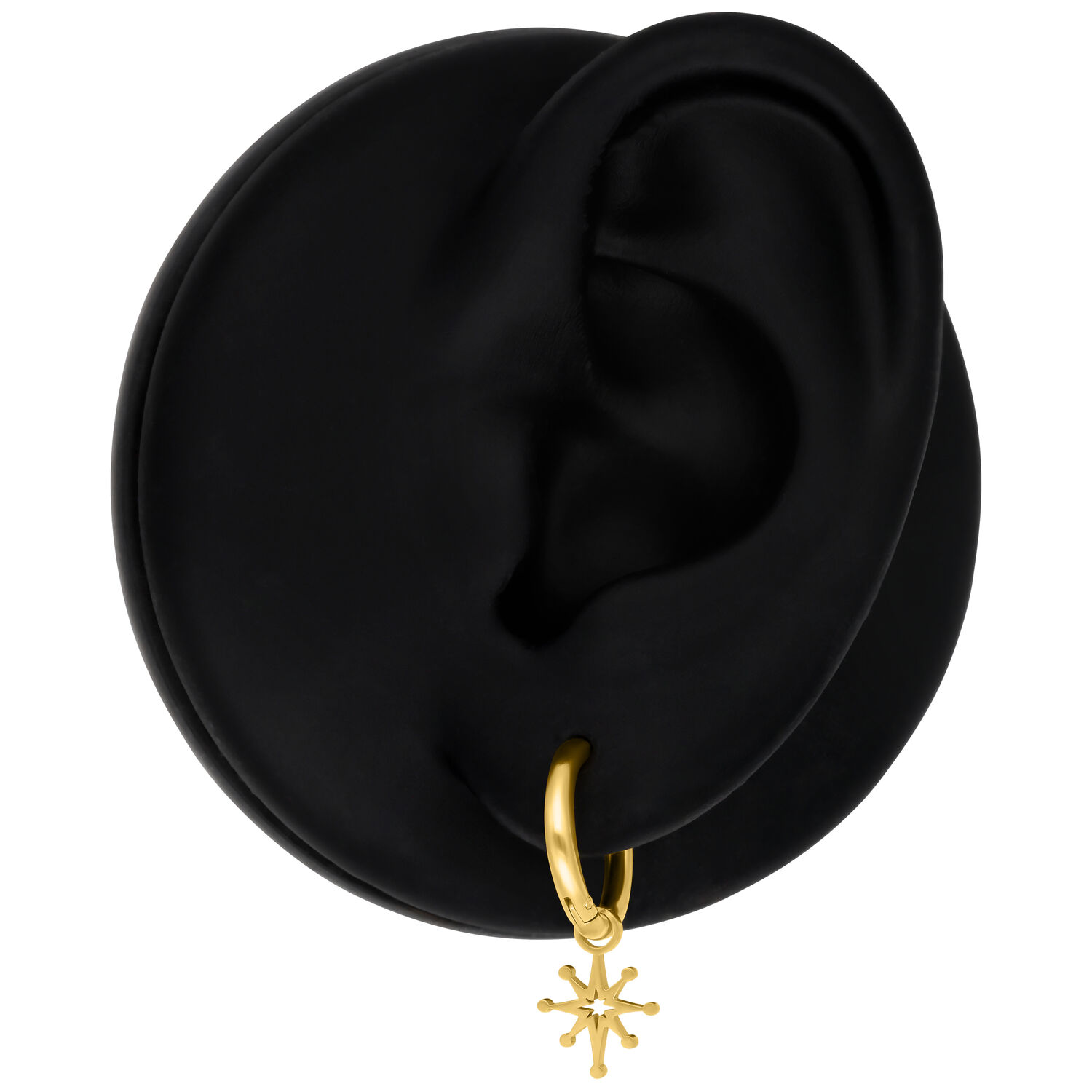 Mini Polar Star Hoops in Gold Goldene Mini Polar Star Hoops am schwarzen Ohrmodell vor neutralem Hintergrund