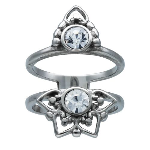 Silberner Fingerring aus Chirurgenstahl mit klaren Kristallen auf weißem Hintergrund