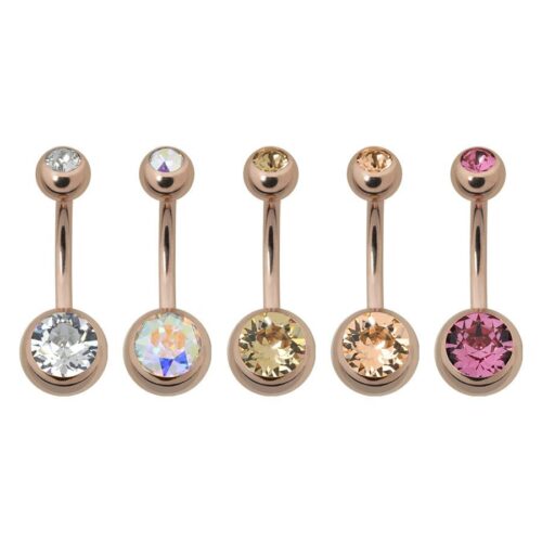 Fünf roségoldene Bauchnabelpiercings mit klaren und farbigen Kristallen auf weißem Hintergrund