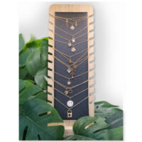 Schwarzer Schmuckdisplay aus Kunstleder und Holz Schwarzer Display aus Kunstleder und Holz mit Ketten auf weißem Hintergrund