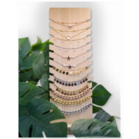 Schwarzer Schmuckdisplay aus Kunstleder und Holz Schwarzer Display für Armbänder und Halsketten aus Kunstleder und Holz, auf weißem Hintergrund