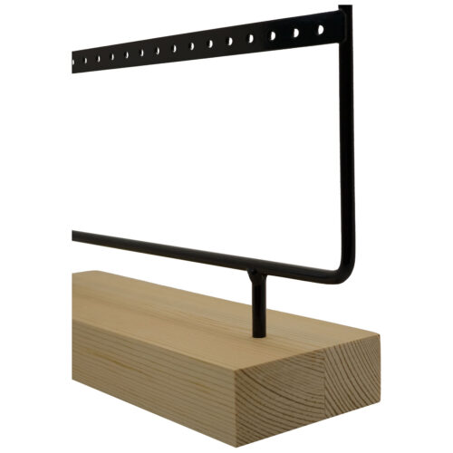 Schwarzes Metall-Display für Ohrringe auf massivem Holzsockel, neutraler Hintergrund