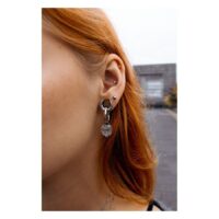 Schwarze Ear Saddles mit Blatt-Anhänger Schwarze Ear Saddles aus Chirurgenstahl mit Blatt-Anhänger an einem Ohr getragen