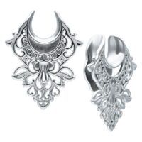 Barocke Ear Saddles aus Chirurgenstahl Zwei silberne, barocke Ear Saddles aus Chirurgenstahl auf weißem Hintergrund