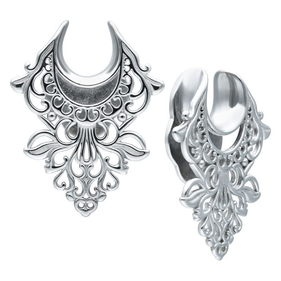 Barocke Ear Saddles aus Chirurgenstahl Zwei silberne, barocke Ear Saddles aus Chirurgenstahl auf weißem Hintergrund