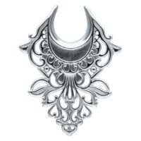 Barocke Ear Saddles in Silber von Wildcat Silberne Ear Saddles mit barockem Design auf weißem Hintergrund