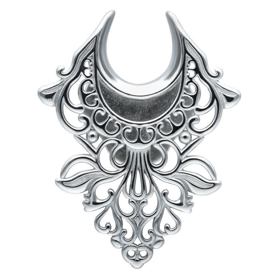 Barocke Ear Saddles in Silber von Wildcat Silberne Ear Saddles mit barockem Design auf weißem Hintergrund