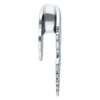 Barocke Ohr-Sättel aus Silber Silberne Ohr-Sättel mit barockem Design vor weißem Hintergrund