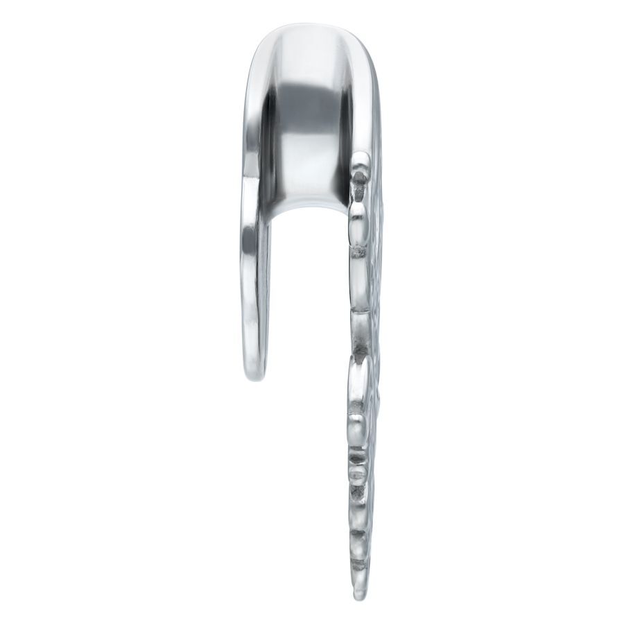 Barocke Ohr-Sättel aus Silber Silberne Ohr-Sättel mit barockem Design vor weißem Hintergrund