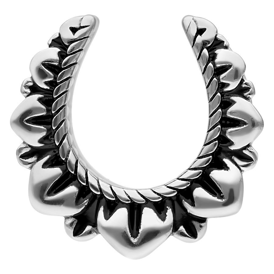 Ear Saddles Flower in Silber Silberne Ear Saddles Flower mit Herzdesign auf weißem Hintergrund