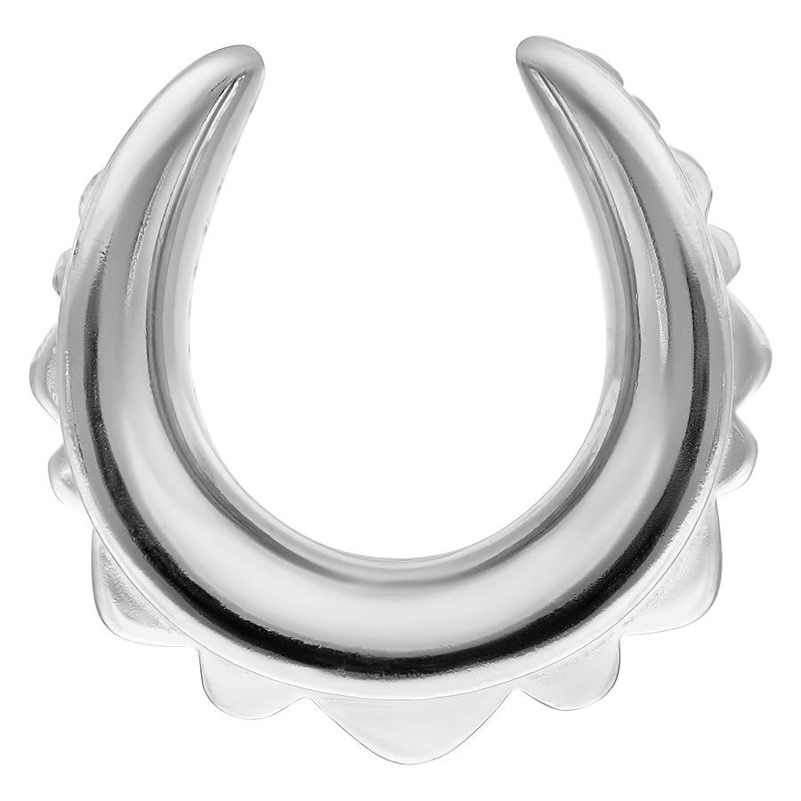Silberner Ear Saddle mit Blumenmuster Silberner Ear Saddle in Hufeisenform mit Blumenverzierungen auf weißem Hintergrund