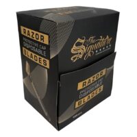 Schwarze Einwegrasierer von Wildcat Schwarze Verpackung mit goldener Schrift, Einwegrasierer von Wildcat, auf weißem Hintergrund