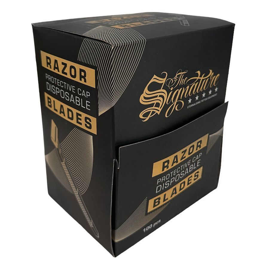 Schwarze Einwegrasierer von Wildcat Schwarze Verpackung mit goldener Schrift, Einwegrasierer von Wildcat, auf weißem Hintergrund