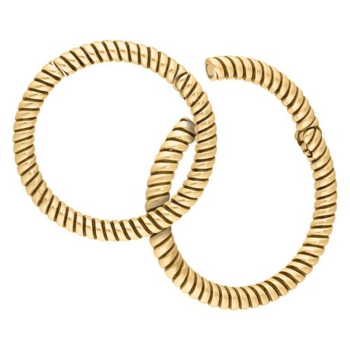 Zwei goldene Ohrgewichte in gedrehter Seiloptik auf weißem Hintergrund