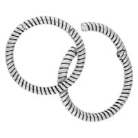 Twisted Rope Ohrgewichte in Silber Zwei silberne, gedrehte Ohrgewichte aus Chirurgenstahl auf weißem Hintergrund