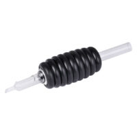 Schwarzer Soft Knurled Rubber Diamond Tube, 11 Nadeln Schwarzes Hartgummi-Diamond-Tube mit 11 Nadeln auf weißem Hintergrund