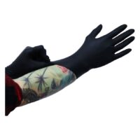 Schwarze Nitrilhandschuhe von Wildcat Schwarze Nitrilhandschuhe an tätowiertem Arm, weiße Kulisse