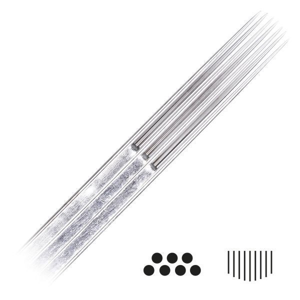 Nahaufnahme von silbernen Magnum Curved Long Taper Tattoonadeln auf weißem Hintergrund